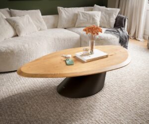 Table basse Edge Organique 140x76 cm Chêne naturel Flow-Edge Conis Métal Noir